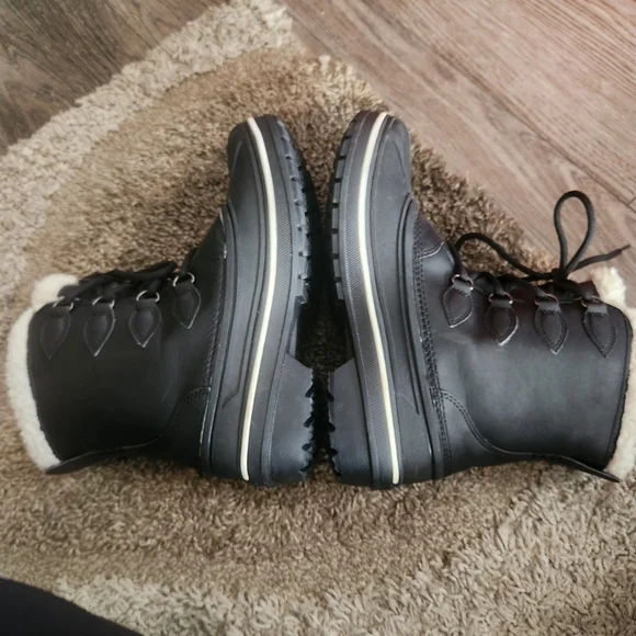 CROCS Black Winter Boots with White Lining - Picture 3 of 7
